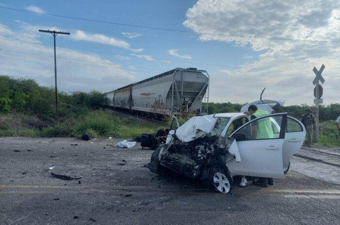Tren embiste vehículo y deja tres lesionados en la Victoria-Monterrey