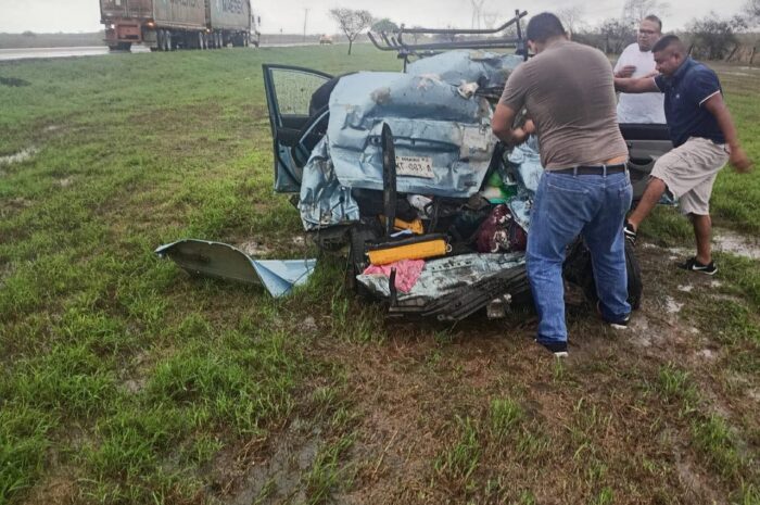 Muere una persona y otra resulta herida en choque contra tráiler en el libramiento Estación Manuel–González