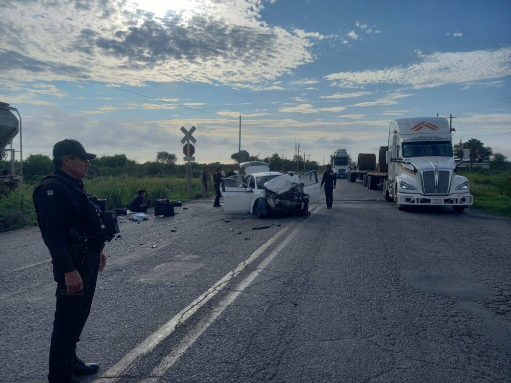 Tren embiste vehículo y deja tres lesionados en la Victoria-Monterrey