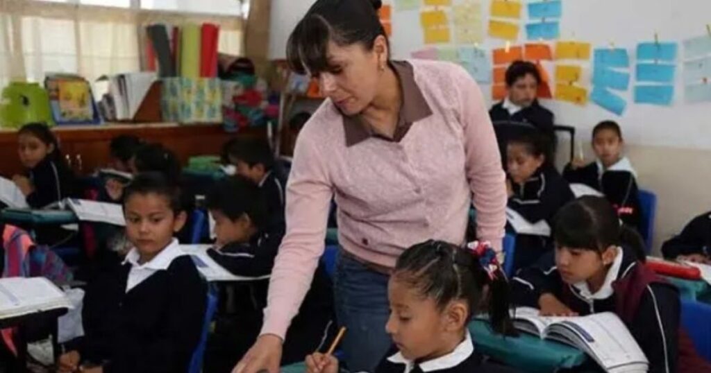 Gobierno Municipal entregará bono a más de 4 mil 600 maestras y maestros de Nuevo Laredo Gobierno Municipal entregará bono a más de 4 mil 600 maestras y maestros de Nuevo Laredo