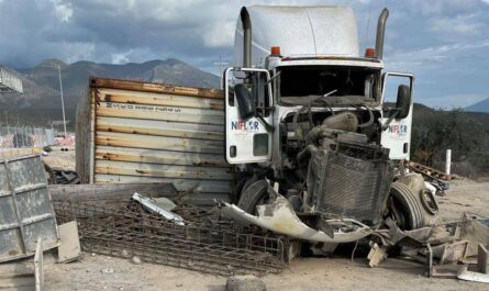 Tráiler sin frenos se desvía y choca contra caseta en construcción en Jaumave
