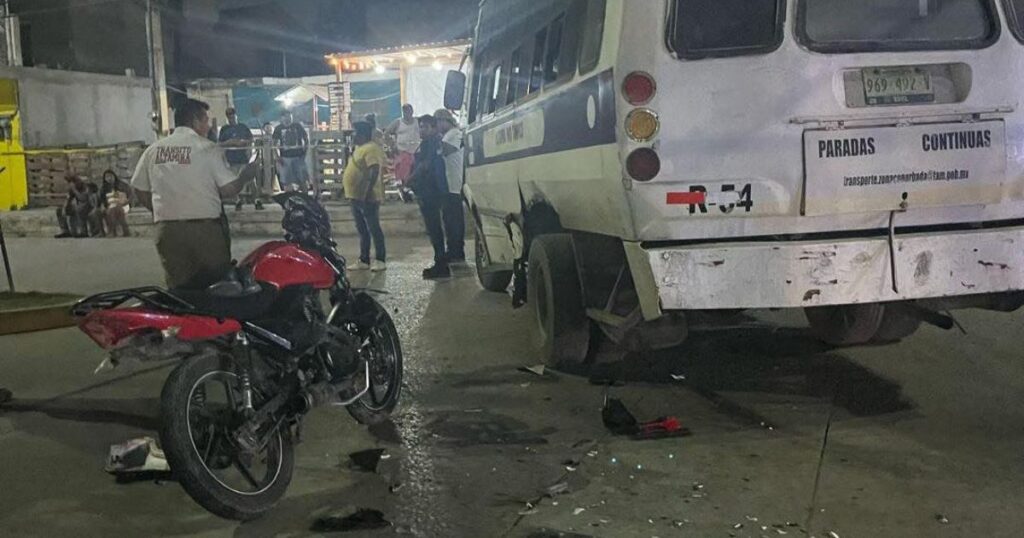 Muere joven tras chocar en moto contra microbús en Altamira Muere joven tras chocar en moto contra microbús en Altamira