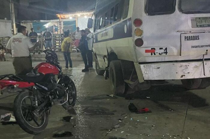 Muere joven tras chocar en moto contra microbús en Altamira