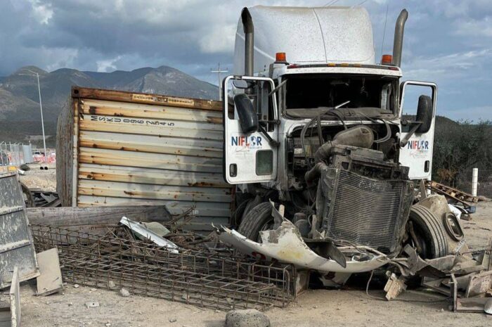 Tráiler sin frenos se desvía y choca contra caseta en construcción en Jaumave
