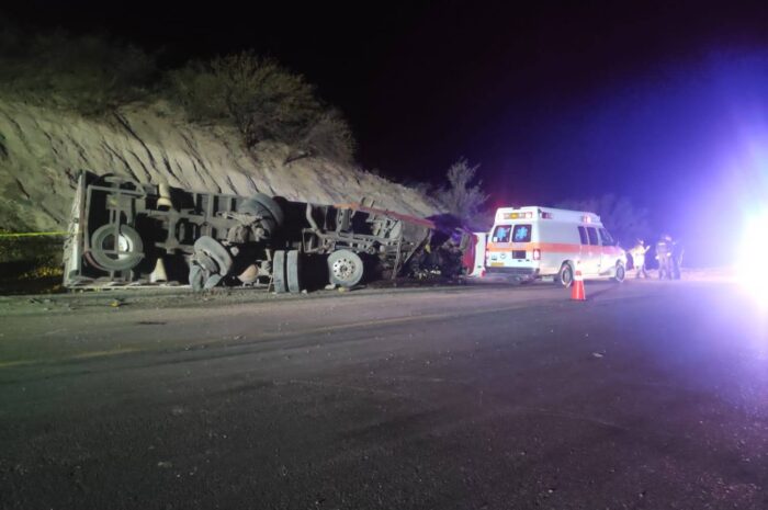 Muere copiloto tras volcadura de tráiler cargado con naranjas en la Rumbo Nuevo