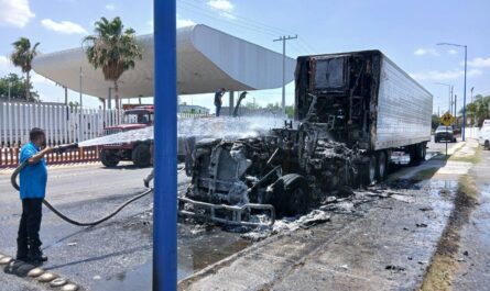 Tráiler se incendia frente a la Aduana en Miguel Alemán