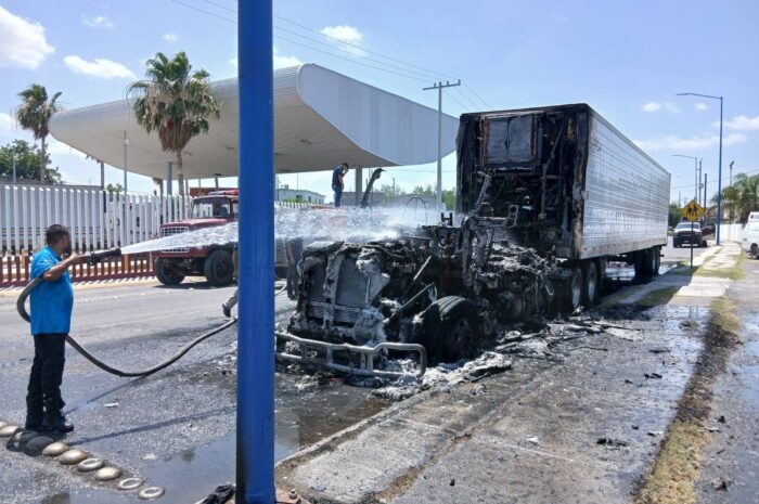 Tráiler se incendia frente a la Aduana en Miguel Alemán