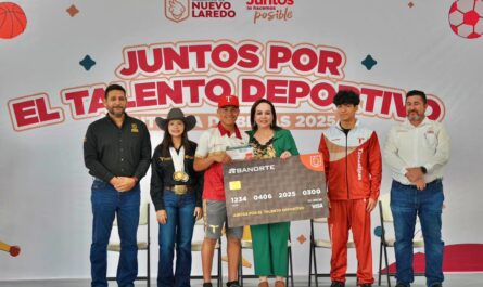Entrega Carmen Lilia Canturosas beca deportiva a 300 atletas de Nuevo Laredo
