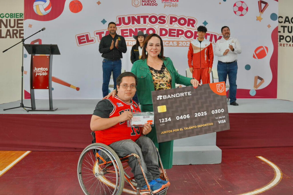 Entrega Carmen Lilia Canturosas beca deportiva a 300 atletas de Nuevo Laredo