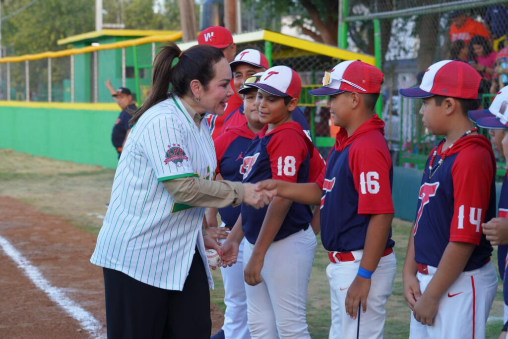 Entrega alcaldesa Carmen Lilia Canturosas campos de béisbol renovados a niños de la Liga Oriente