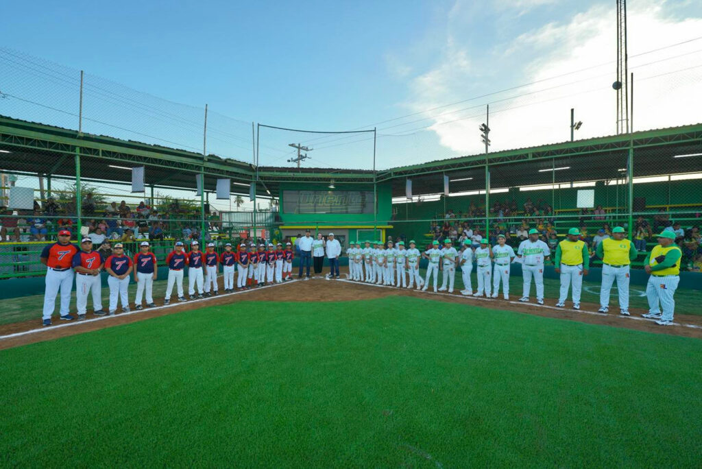 Entrega alcaldesa Carmen Lilia Canturosas campos de béisbol renovados a niños de la Liga Oriente