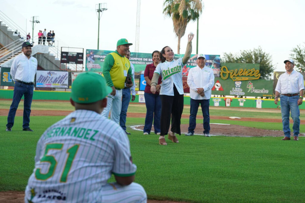 Entrega alcaldesa Carmen Lilia Canturosas campos de béisbol renovados a niños de la Liga Oriente