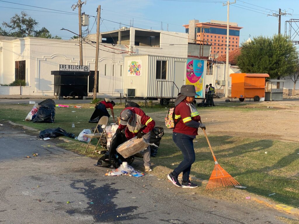 Cuadrillas de Servicios Públicos Primarios limpian calles tras festejo por el 177 aniversario de Nuevo Laredo
