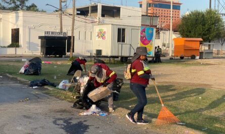 Cuadrillas de Servicios Públicos Primarios limpian calles tras festejo por el 177 aniversario de Nuevo Laredo