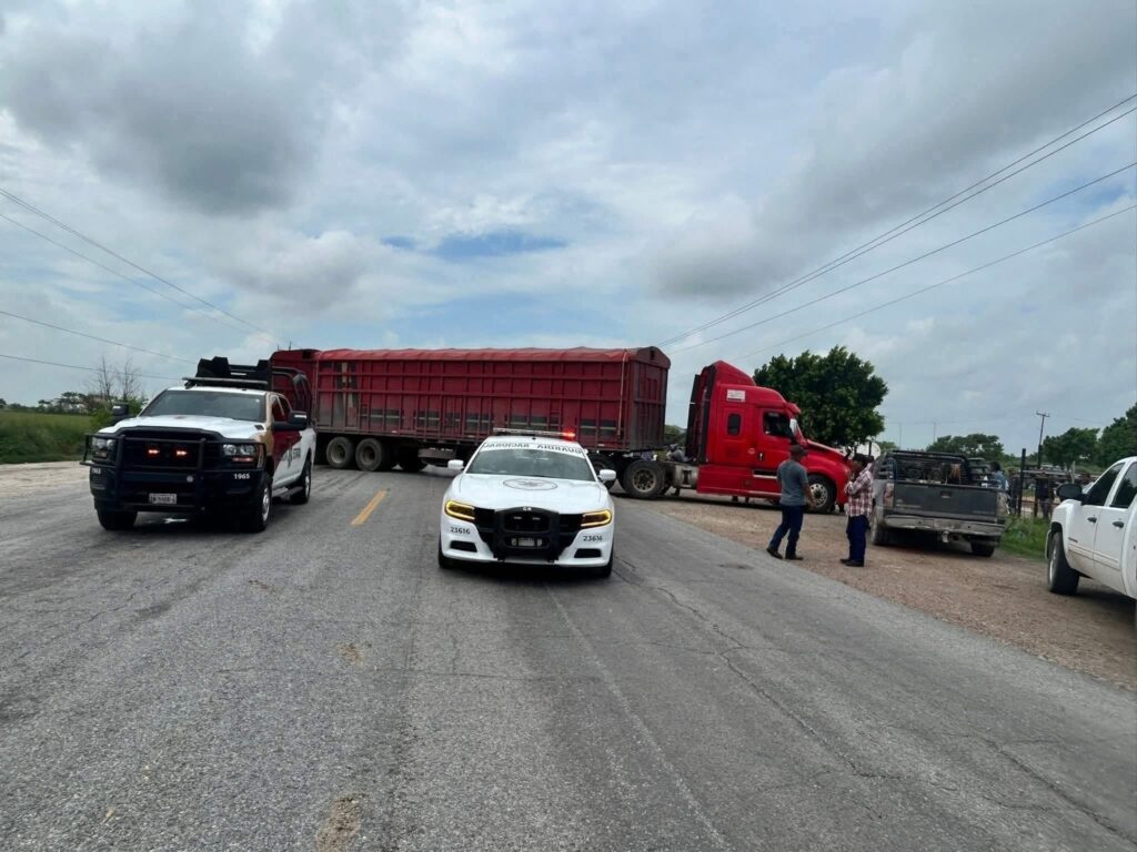 Productores de sorgo paralizan carretera en San Fernando
