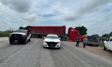 Productores de sorgo paralizan carretera en San Fernando