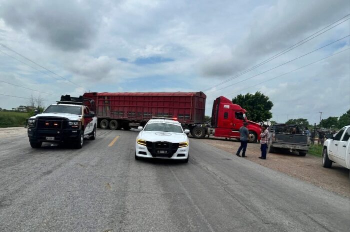 Productores de sorgo paralizan carretera en San Fernando