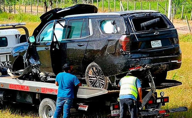 Camioneta volcó rumbo a la playa en Matamoros; tripulantes huyeron