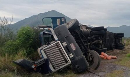 Atienden volcadura de camión con zanahorias en la carretera 101, en Jaumave