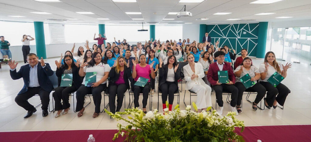 Manos que hablan: DIF y Tecmilenio gradúan a la primera generación en Lengua de Señas Mexicana