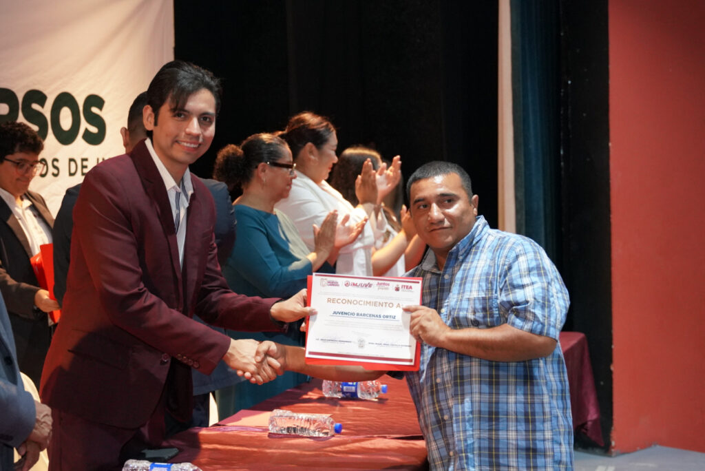 Jóvenes neolaredenses concluyen sus estudios gracias a programas de IMJUVE