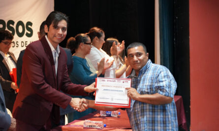 Jóvenes neolaredenses concluyen sus estudios gracias a programas de IMJUVE