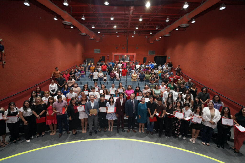 Jóvenes neolaredenses concluyen sus estudios gracias a programas de IMJUVE