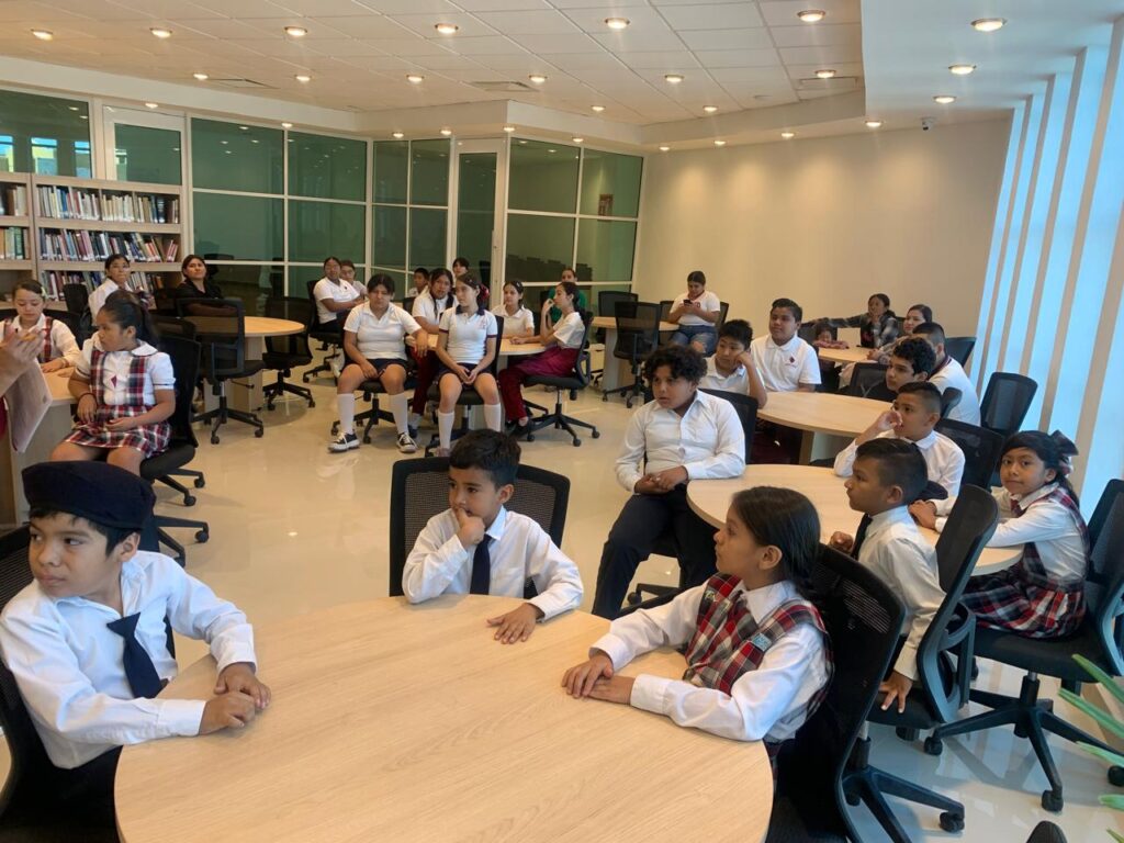 Estudiantes disfrutan y conocen acervo de Infoteca con visitas guiadas