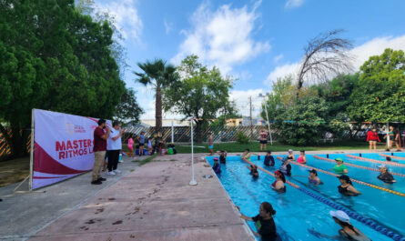 Bailan al ritmo del verano en la alberca de la Unidad Deportiva en Nuevo Laredo