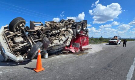 Tráiler cargado con material de construcción vuelca en Tula