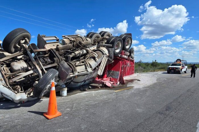 Tráiler cargado con material de construcción vuelca en Tula
