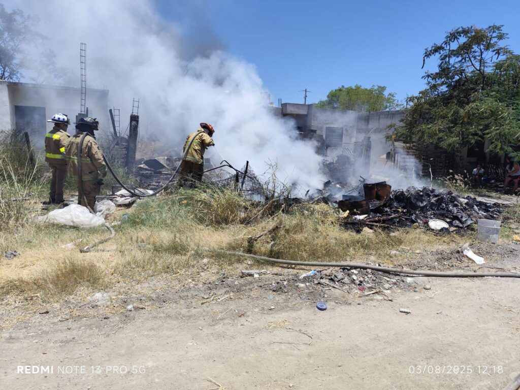 Incendio arrasa vivienda en Ciudad Victoria; mueren tres perros