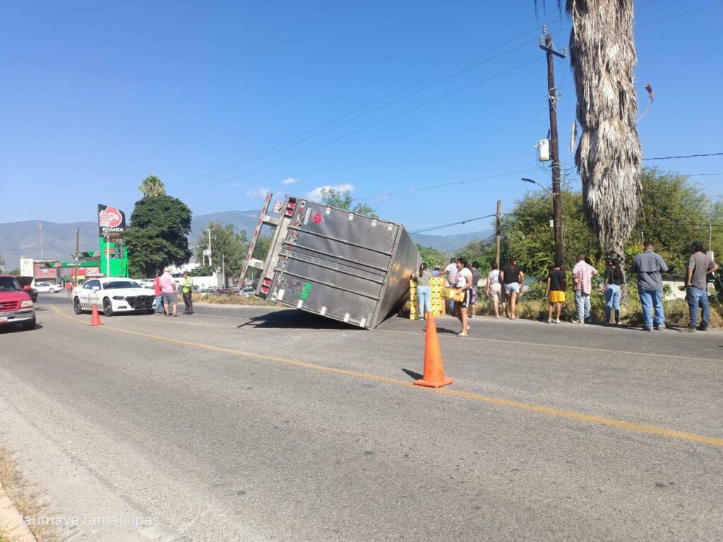 Vuelca tráiler con aguacates en Jaumave y desata rapiña