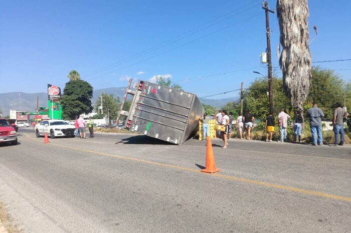 Vuelca tráiler con aguacates en Jaumave y desatan actos de rapiña