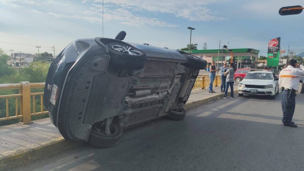Camioneta vuelca tras choque en Ciudad Victoria