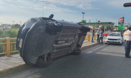 Camioneta vuelca tras choque en Ciudad Victoria