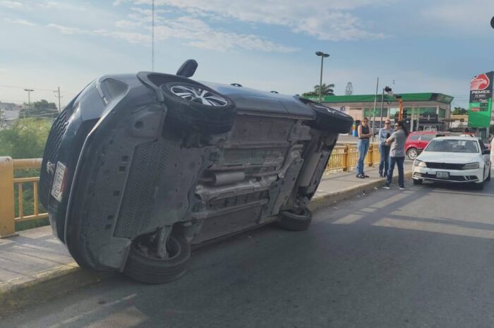 Camioneta vuelca tras choque en Ciudad Victoria; conductor se dio a la fuga