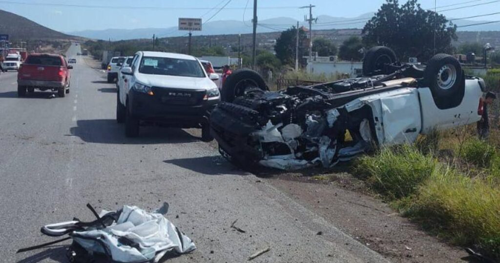 Vuelca camioneta cerca de estación segura en Tula
