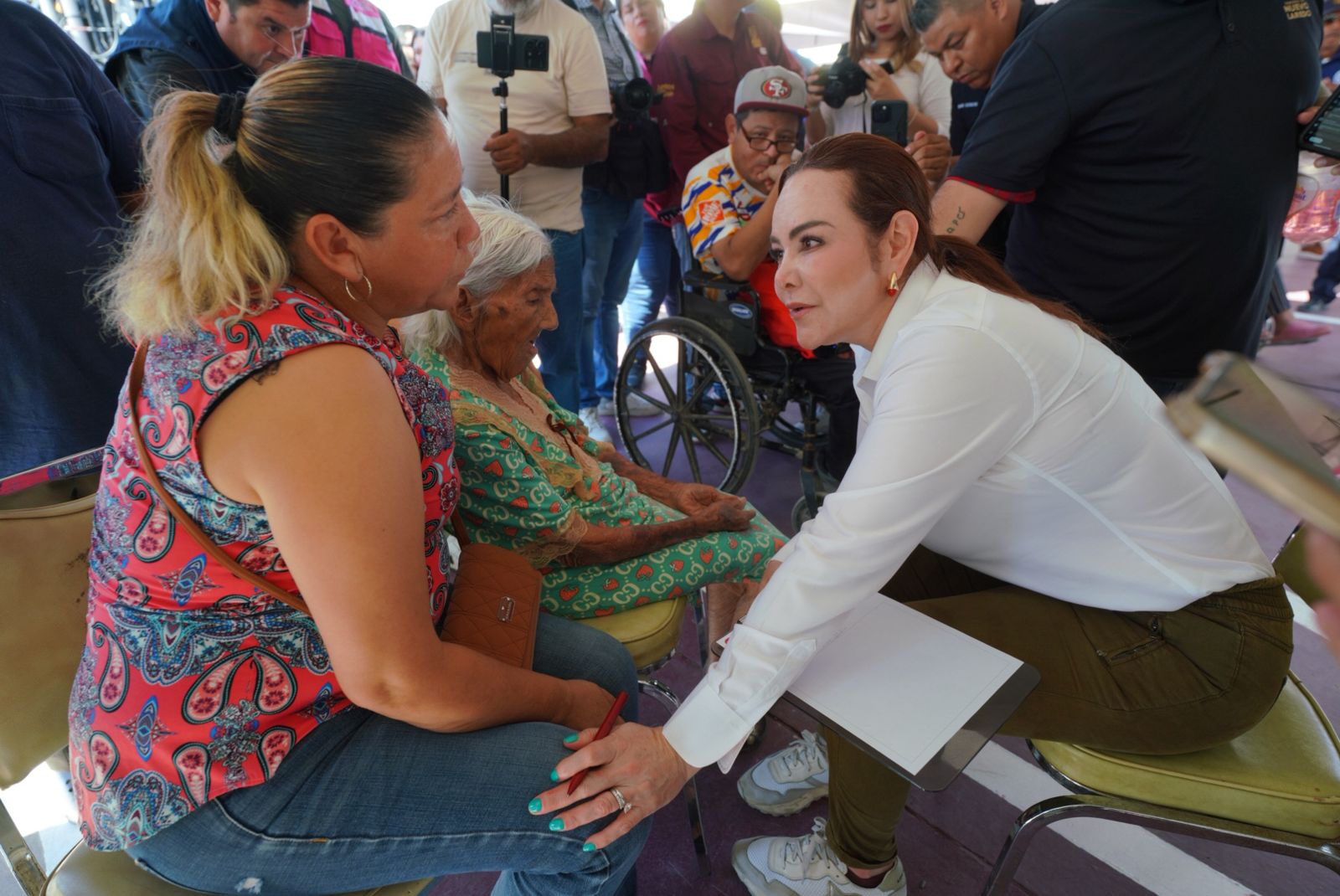 Lleva alcaldesa Carmen Lilia Canturosas servicios del Gobierno Municipal a colonia Nueva Victoria