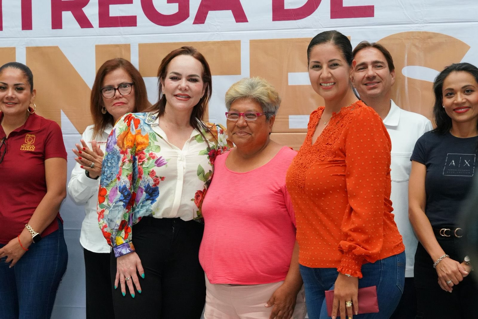 Entrega alcaldesa Carmen Lilia Canturosas y Cabildo 155 pares de lentes para mejorar la calidad de vida de familias neolaredenses