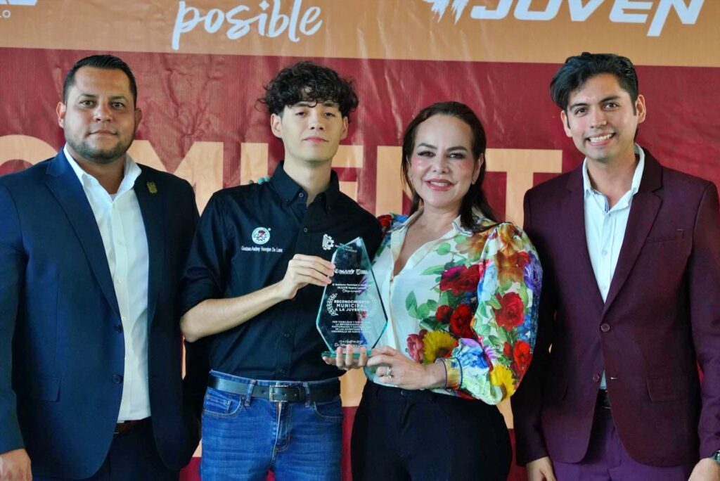 Carmen Lilia reconoce a jóvenes destacados de Nuevo Laredo