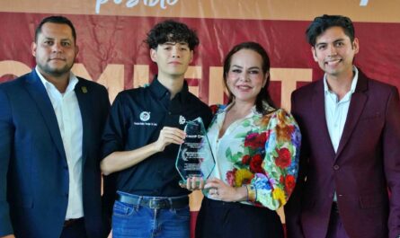 Carmen Lilia reconoce a jóvenes destacados de Nuevo Laredo