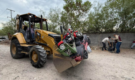 Lleva Gestión Ambiental de Nuevo Laredo brigada de limpieza a tiradero clandestino en colonia Matamoros