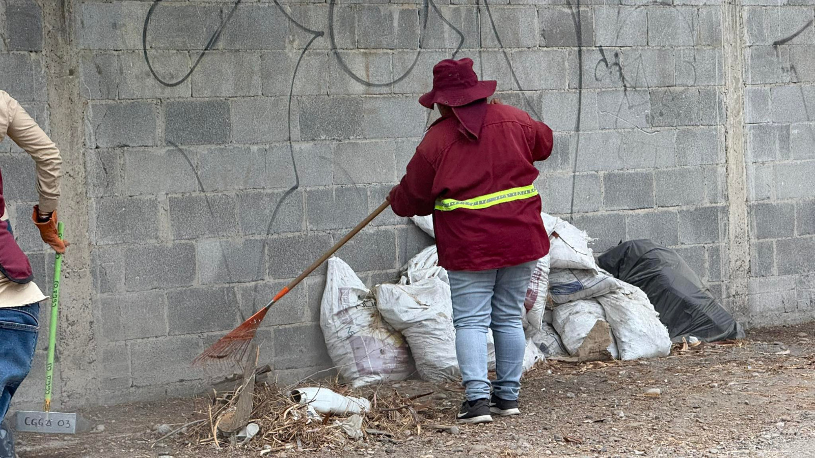 Lleva Gestión Ambiental de Nuevo Laredo brigada de limpieza a tiradero clandestino en colonia Matamoros