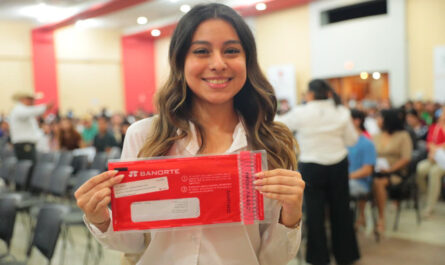 Nuevo Laredo recibe boletas para beca universitaria 2025