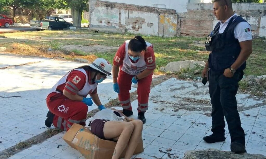 Vecinos confunden a mujer desmayada con un cadáver en Reynosa Vecinos confunden a mujer desmayada con un cadáver en Reynosa