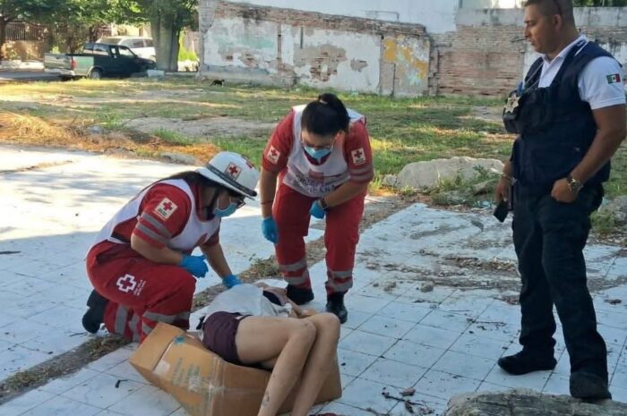 Vecinos confunden a mujer desmayada con un cadáver en Reynosa