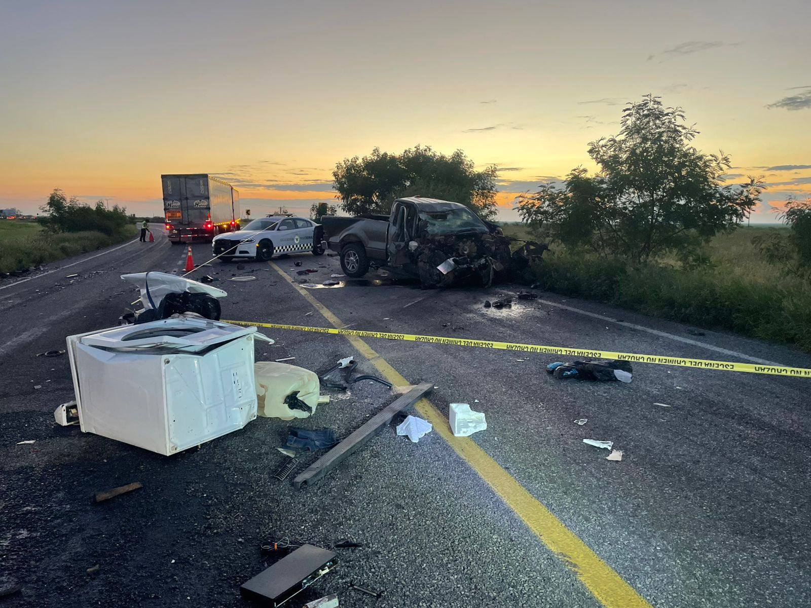 Fallece conductor en choque frontal entre camioneta y tráiler en San Fernando