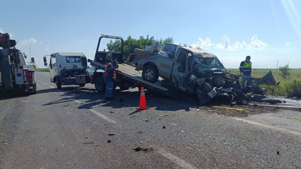 Fallece conductor en choque frontal entre camioneta y tráiler en San Fernando