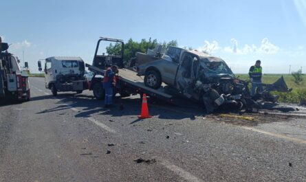 Fallece conductor en choque frontal entre camioneta y tráiler en San Fernando